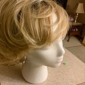 2 BLONDE NOT USED WIGS. LIGHT BLONDE DARK BLONDN.